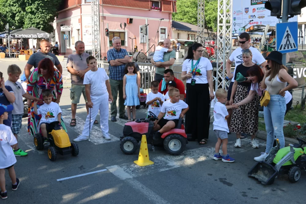 Najbrži traktorist Matej Vulinović na ovogodišnjoj dječjoj utrci u sklopu Festivala graševine u Kutjevu