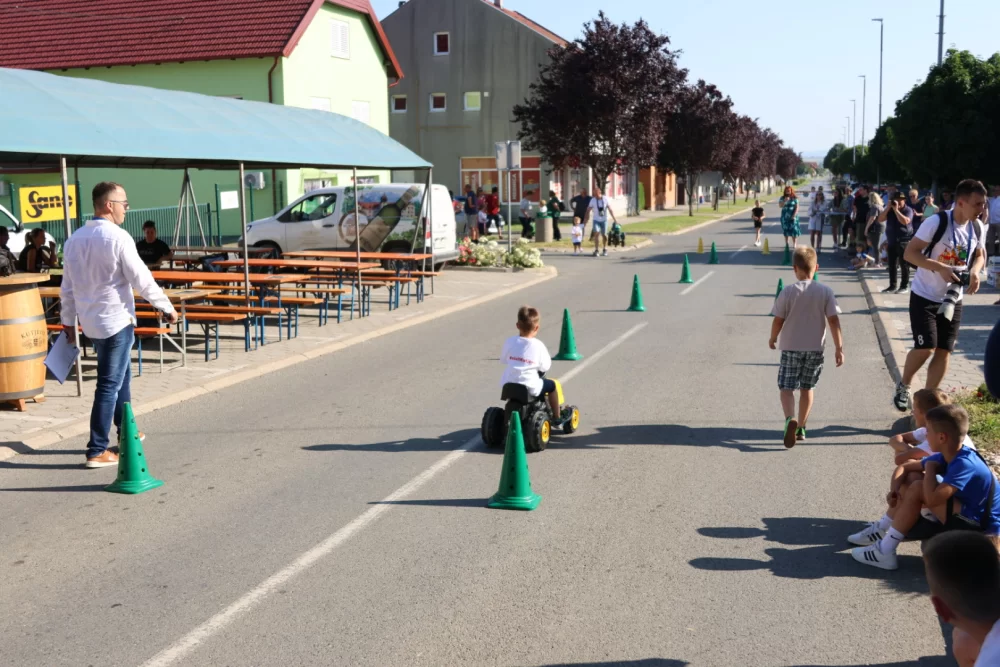 Najbrži traktorist Matej Vulinović na ovogodišnjoj dječjoj utrci u sklopu Festivala graševine u Kutjevu