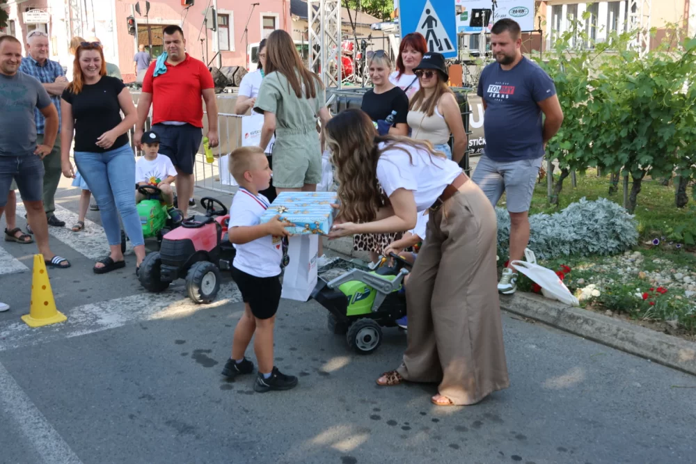 Najbrži traktorist Matej Vulinović na ovogodišnjoj dječjoj utrci u sklopu Festivala graševine u Kutjevu