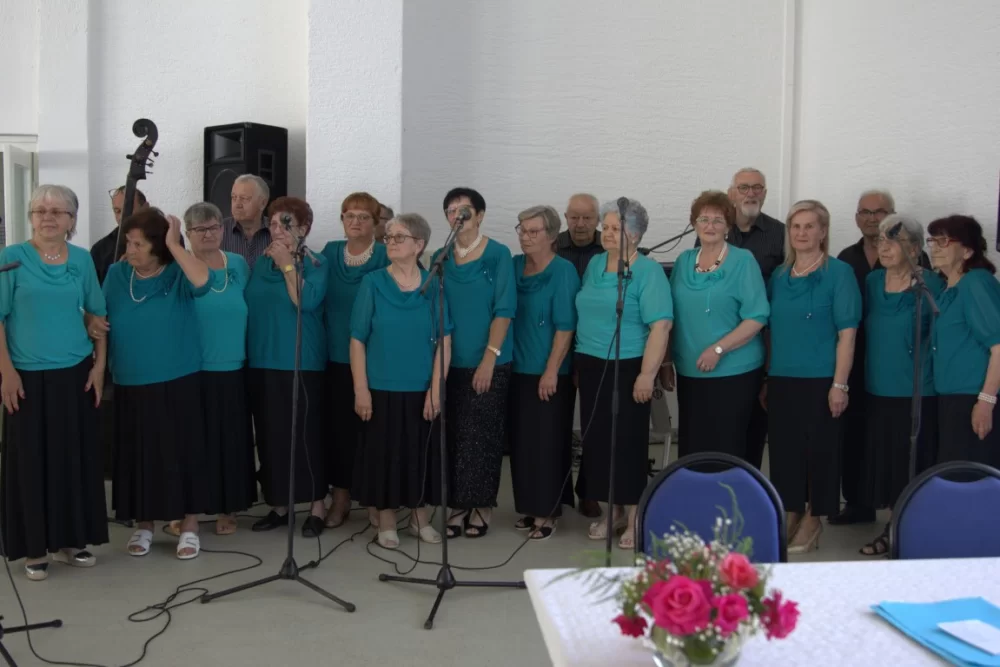Pjevačka skupina veličkih umirovljenika Ledena berba proslavila 20 godina rada