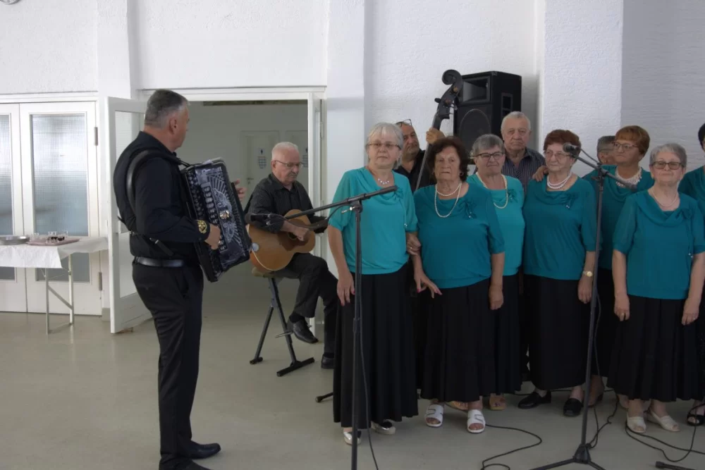 Pjevačka skupina veličkih umirovljenika Ledena berba proslavila 20 godina rada
