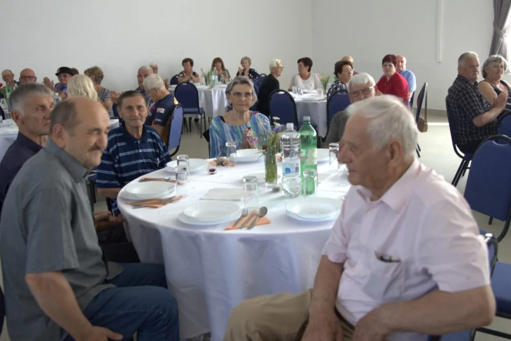 Pjevačka skupina veličkih umirovljenika Ledena berba proslavila 20 godina rada