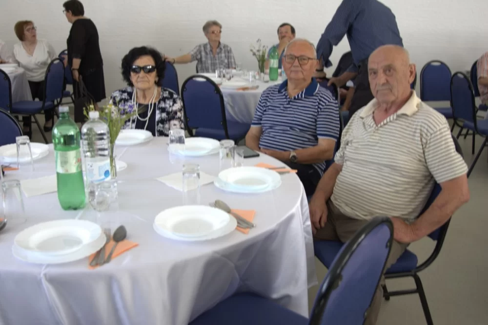 Pjevačka skupina veličkih umirovljenika Ledena berba proslavila 20 godina rada