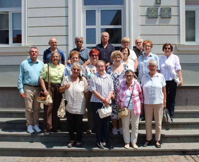 FOTOZABILJEŠKA: Obilježili 53. godišnjicu gimnazijske mature na imanju „Voćarstvo Boić“ u Skenderovcima