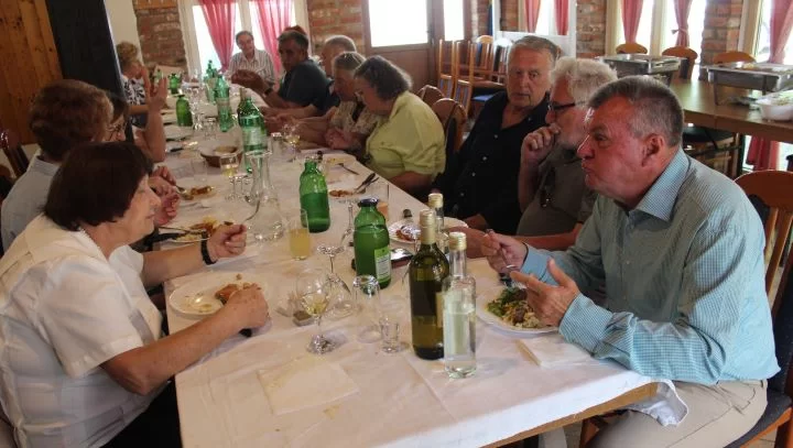 FOTOZABILJEŠKA: Obilježili 53. godišnjicu gimnazijske mature na imanju „Voćarstvo Boić“ u Skenderovcima