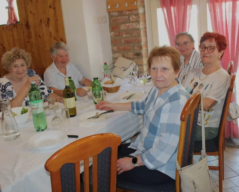 FOTOZABILJEŠKA: Obilježili 53. godišnjicu gimnazijske mature na imanju „Voćarstvo Boić“ u Skenderovcima