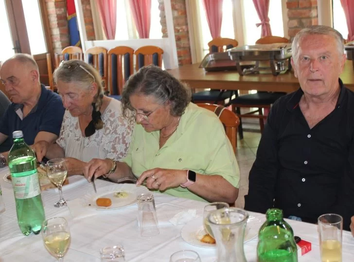 FOTOZABILJEŠKA: Obilježili 53. godišnjicu gimnazijske mature na imanju „Voćarstvo Boić“ u Skenderovcima