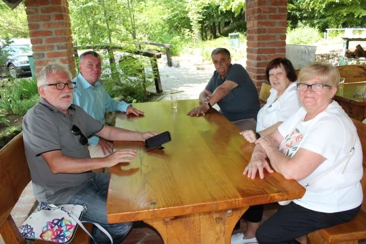 FOTOZABILJEŠKA: Obilježili 53. godišnjicu gimnazijske mature na imanju „Voćarstvo Boić“ u Skenderovcima