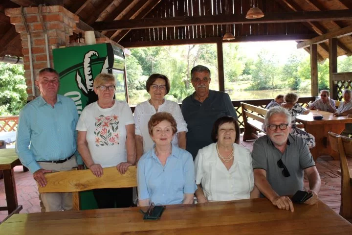 FOTOZABILJEŠKA: Obilježili 53. godišnjicu gimnazijske mature na imanju „Voćarstvo Boić“ u Skenderovcima
