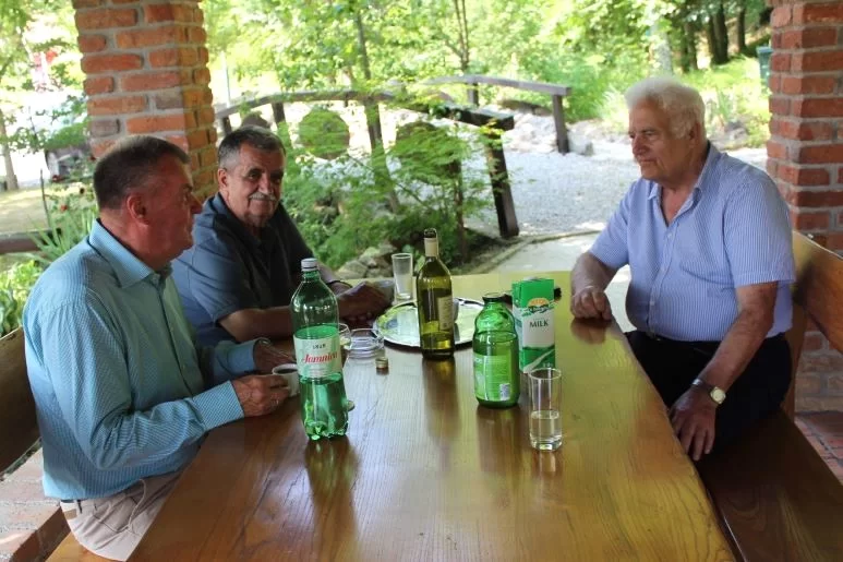 FOTOZABILJEŠKA: Obilježili 53. godišnjicu gimnazijske mature na imanju „Voćarstvo Boić“ u Skenderovcima