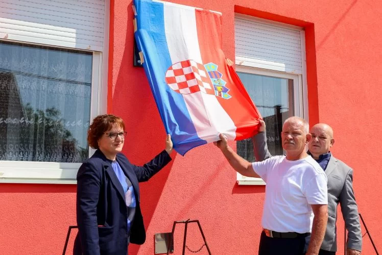 Požega.eu | ČAST HEROJU DOMOVINSKOG RATA:  U Buku otkrivena spomen-ploča hrvatskom branitelju Tomi Periću