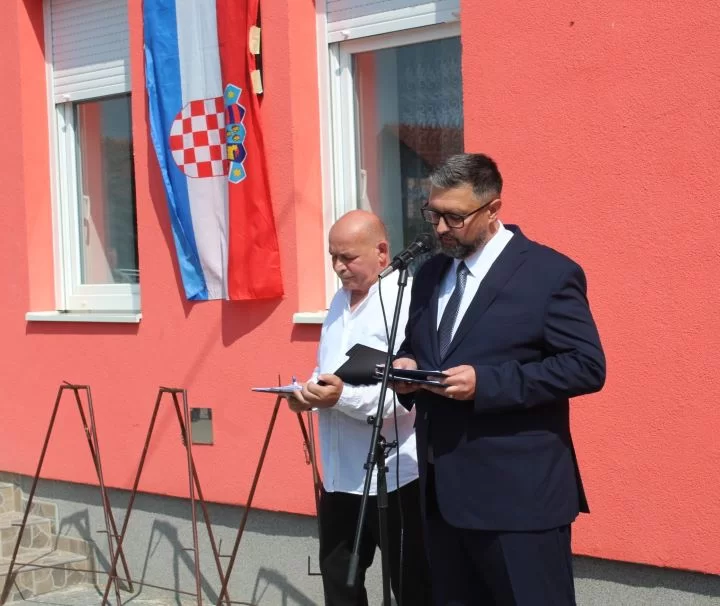 ČAST HEROJU DOMOVINSKOG RATA:  U Buku otkrivena spomen-ploča hrvatskom branitelju Tomi Periću