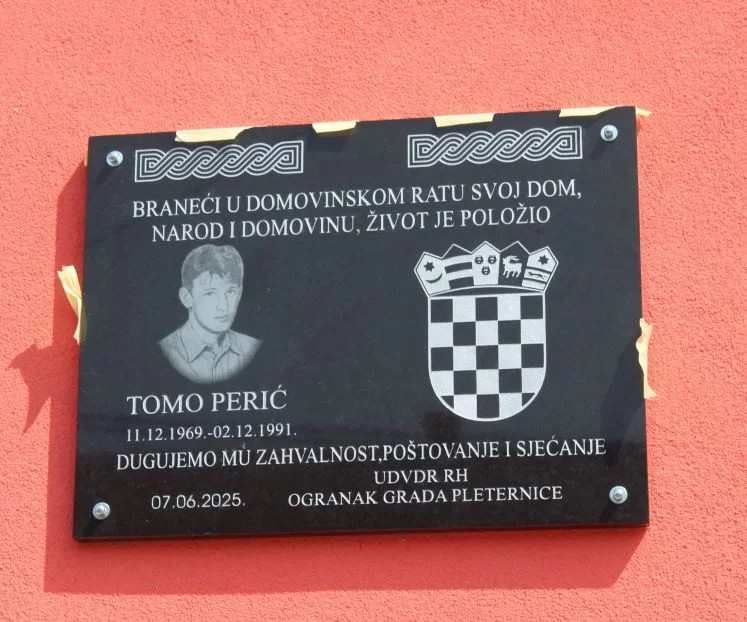 ČAST HEROJU DOMOVINSKOG RATA:  U Buku otkrivena spomen-ploča hrvatskom branitelju Tomi Periću