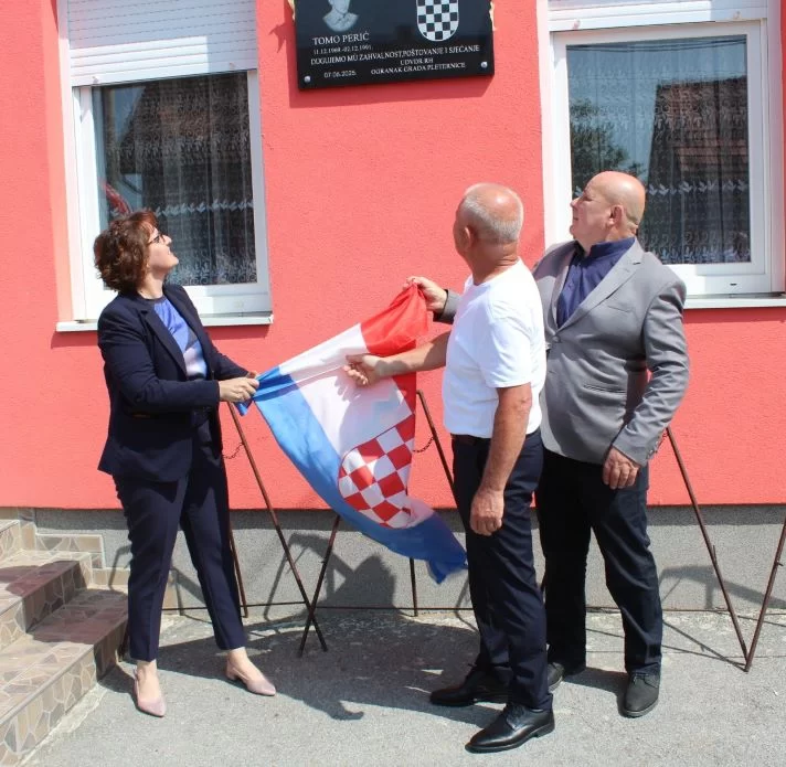 ČAST HEROJU DOMOVINSKOG RATA:  U Buku otkrivena spomen-ploča hrvatskom branitelju Tomi Periću