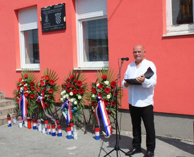 ČAST HEROJU DOMOVINSKOG RATA:  U Buku otkrivena spomen-ploča hrvatskom branitelju Tomi Periću