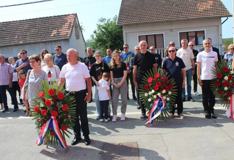ČAST HEROJU DOMOVINSKOG RATA:  U Buku otkrivena spomen-ploča hrvatskom branitelju Tomi Periću
