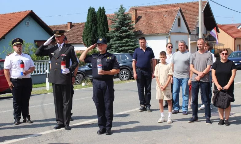 ČAST HEROJU DOMOVINSKOG RATA:  U Buku otkrivena spomen-ploča hrvatskom branitelju Tomi Periću