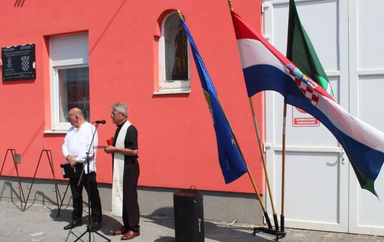 ČAST HEROJU DOMOVINSKOG RATA:  U Buku otkrivena spomen-ploča hrvatskom branitelju Tomi Periću