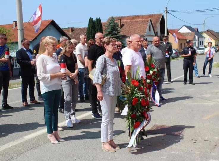 ČAST HEROJU DOMOVINSKOG RATA:  U Buku otkrivena spomen-ploča hrvatskom branitelju Tomi Periću