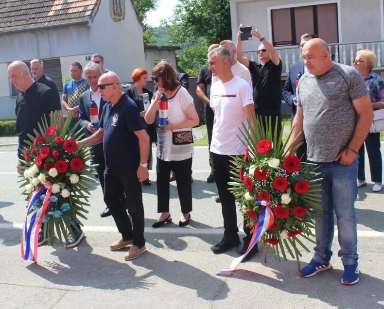 ČAST HEROJU DOMOVINSKOG RATA:  U Buku otkrivena spomen-ploča hrvatskom branitelju Tomi Periću