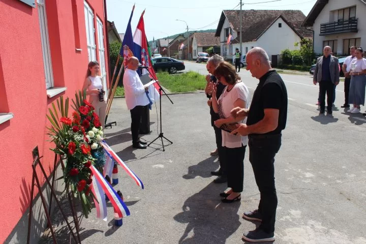 ČAST HEROJU DOMOVINSKOG RATA:  U Buku otkrivena spomen-ploča hrvatskom branitelju Tomi Periću