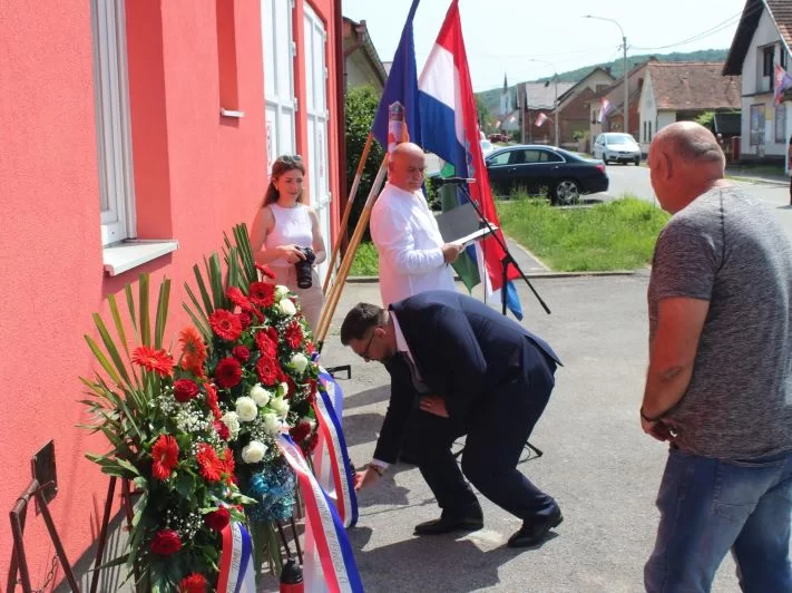 ČAST HEROJU DOMOVINSKOG RATA:  U Buku otkrivena spomen-ploča hrvatskom branitelju Tomi Periću