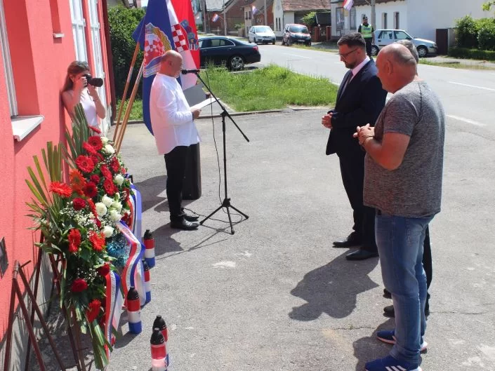 ČAST HEROJU DOMOVINSKOG RATA:  U Buku otkrivena spomen-ploča hrvatskom branitelju Tomi Periću