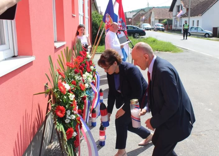 ČAST HEROJU DOMOVINSKOG RATA:  U Buku otkrivena spomen-ploča hrvatskom branitelju Tomi Periću