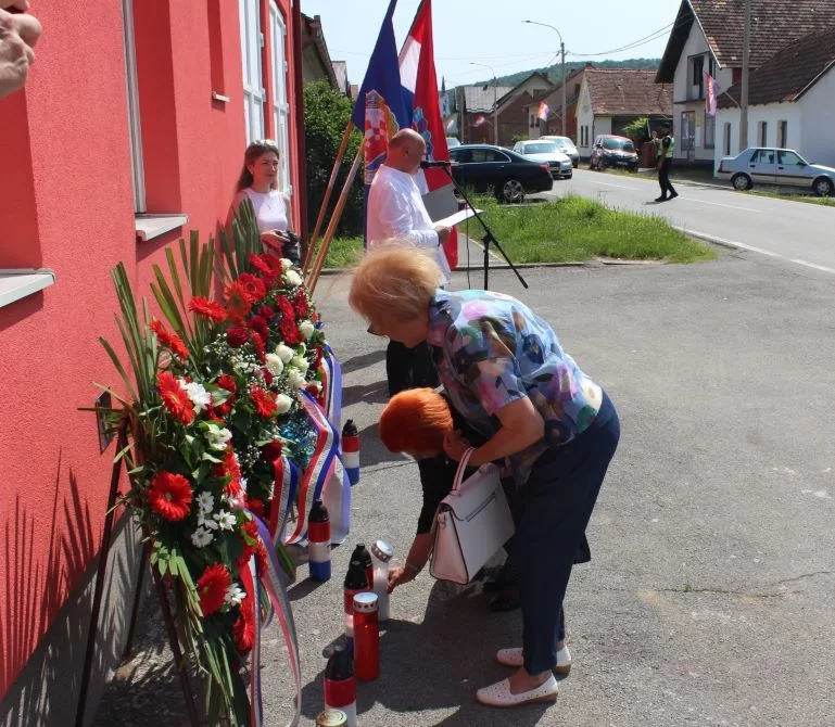 ČAST HEROJU DOMOVINSKOG RATA:  U Buku otkrivena spomen-ploča hrvatskom branitelju Tomi Periću
