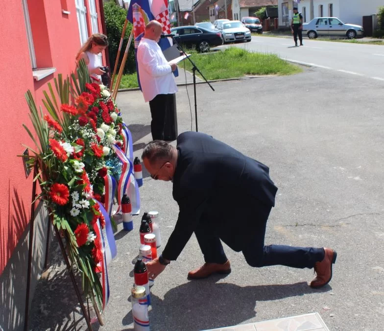 ČAST HEROJU DOMOVINSKOG RATA:  U Buku otkrivena spomen-ploča hrvatskom branitelju Tomi Periću