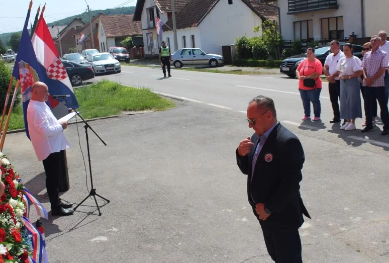 ČAST HEROJU DOMOVINSKOG RATA:  U Buku otkrivena spomen-ploča hrvatskom branitelju Tomi Periću