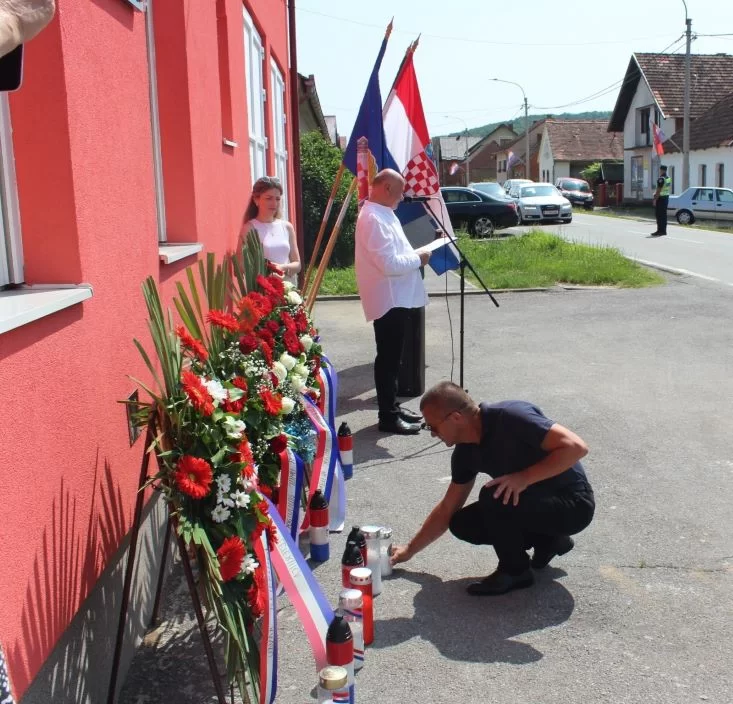 ČAST HEROJU DOMOVINSKOG RATA:  U Buku otkrivena spomen-ploča hrvatskom branitelju Tomi Periću