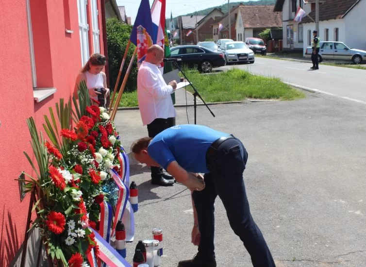 ČAST HEROJU DOMOVINSKOG RATA:  U Buku otkrivena spomen-ploča hrvatskom branitelju Tomi Periću
