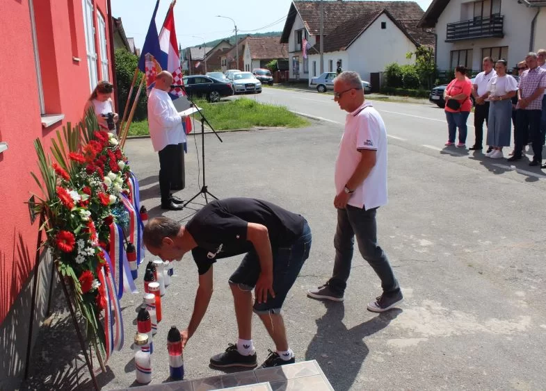 ČAST HEROJU DOMOVINSKOG RATA:  U Buku otkrivena spomen-ploča hrvatskom branitelju Tomi Periću