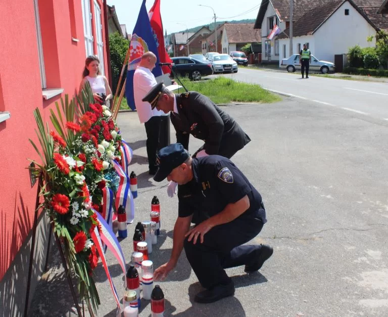 ČAST HEROJU DOMOVINSKOG RATA:  U Buku otkrivena spomen-ploča hrvatskom branitelju Tomi Periću