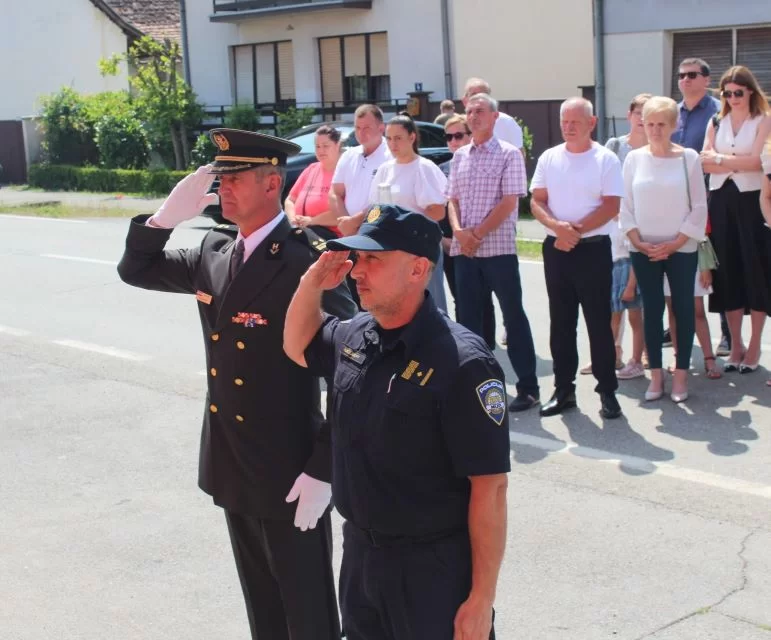 ČAST HEROJU DOMOVINSKOG RATA:  U Buku otkrivena spomen-ploča hrvatskom branitelju Tomi Periću