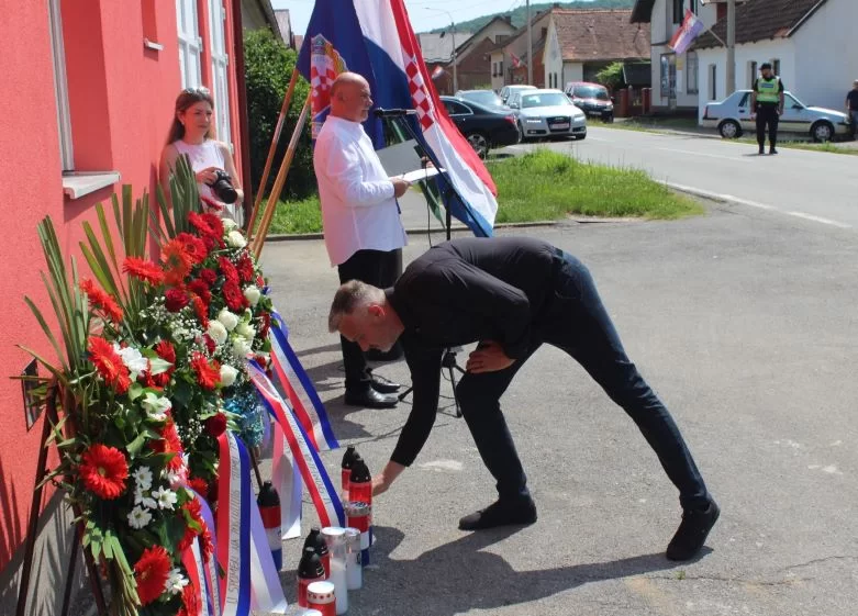ČAST HEROJU DOMOVINSKOG RATA:  U Buku otkrivena spomen-ploča hrvatskom branitelju Tomi Periću