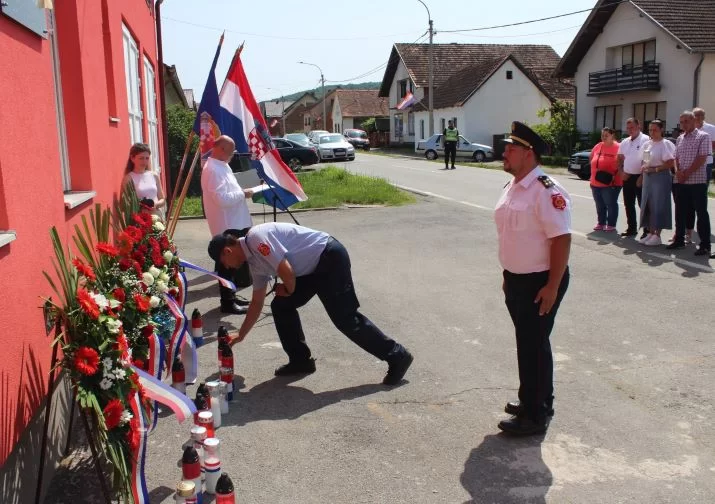 ČAST HEROJU DOMOVINSKOG RATA:  U Buku otkrivena spomen-ploča hrvatskom branitelju Tomi Periću