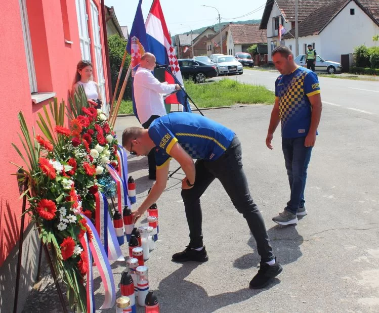 ČAST HEROJU DOMOVINSKOG RATA:  U Buku otkrivena spomen-ploča hrvatskom branitelju Tomi Periću
