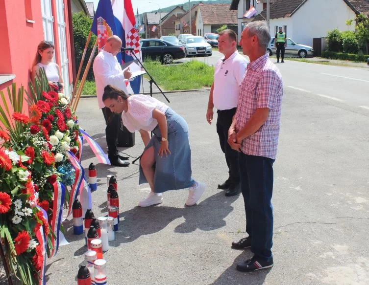 ČAST HEROJU DOMOVINSKOG RATA:  U Buku otkrivena spomen-ploča hrvatskom branitelju Tomi Periću