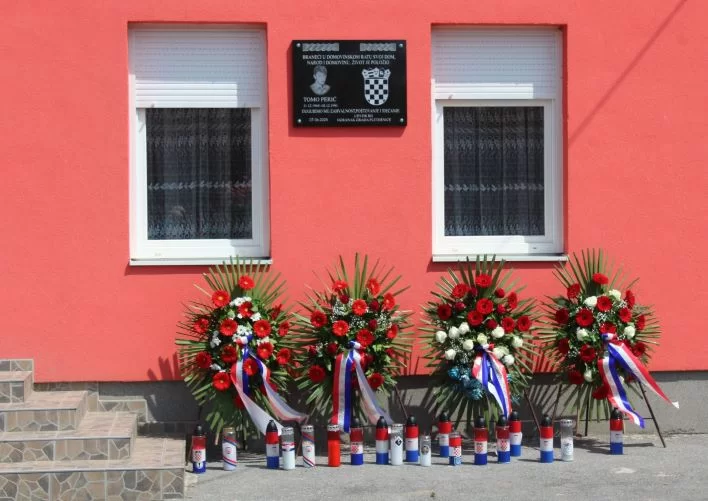 ČAST HEROJU DOMOVINSKOG RATA:  U Buku otkrivena spomen-ploča hrvatskom branitelju Tomi Periću