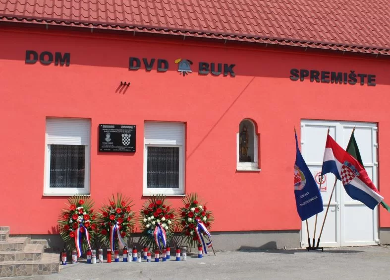 ČAST HEROJU DOMOVINSKOG RATA:  U Buku otkrivena spomen-ploča hrvatskom branitelju Tomi Periću