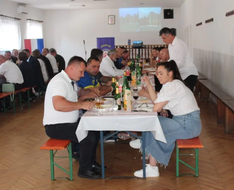 ČAST HEROJU DOMOVINSKOG RATA:  U Buku otkrivena spomen-ploča hrvatskom branitelju Tomi Periću