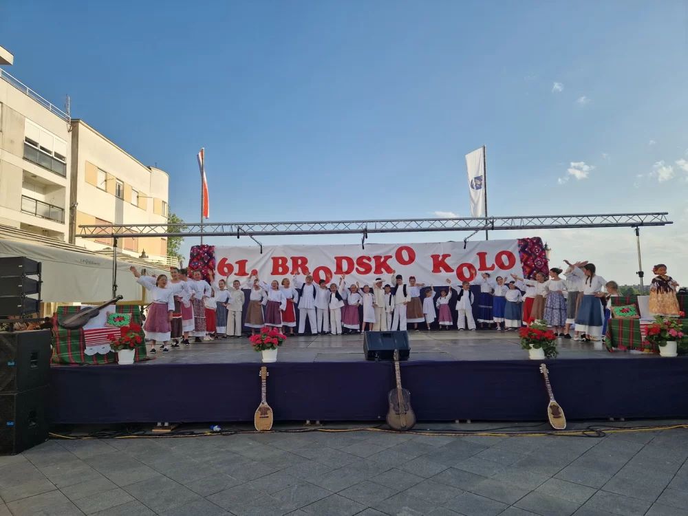 SB Online | Dječjom igrom i pjesmom započelo 61. Brodsko kolo
