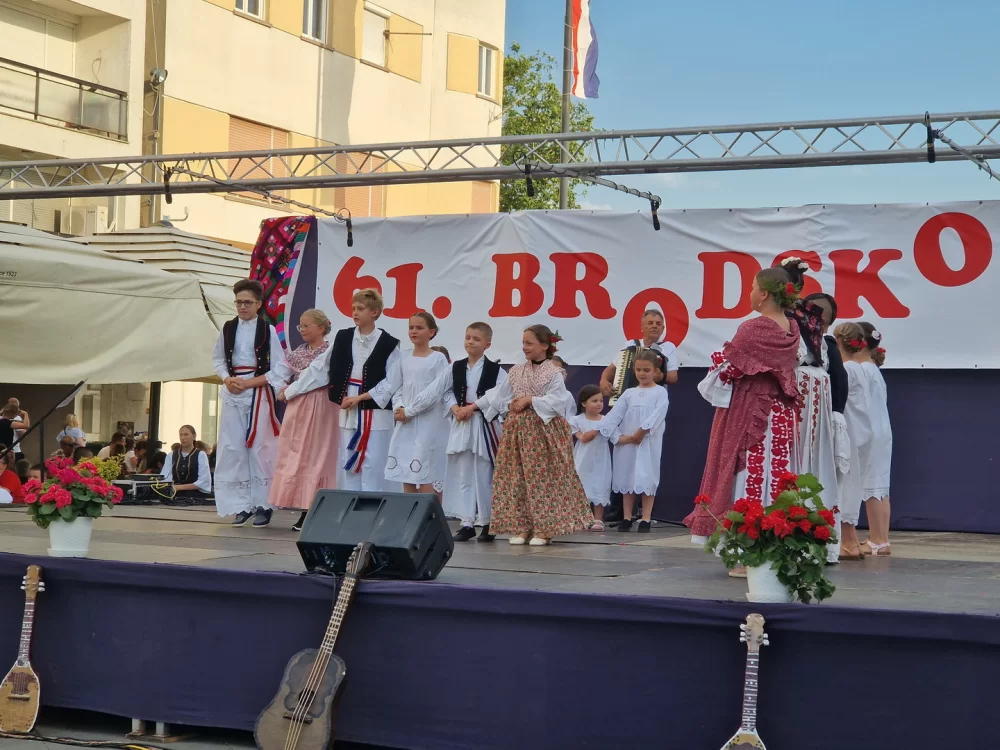 Dječjom igrom i pjesmom započelo 61. Brodsko kolo