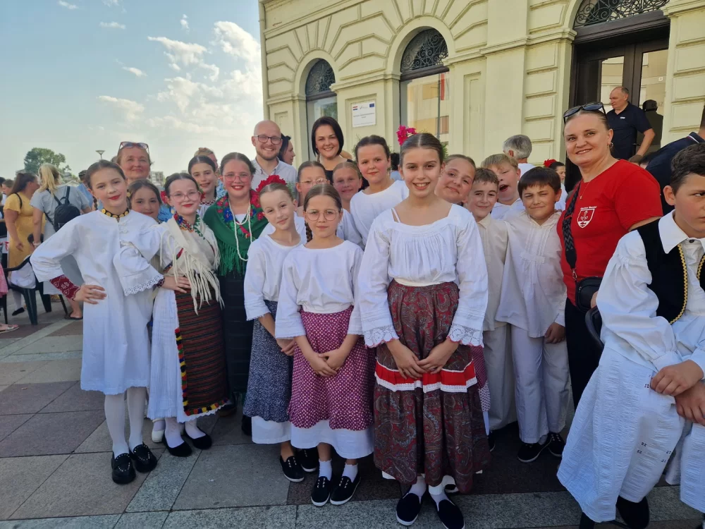 Dječjom igrom i pjesmom započelo 61. Brodsko kolo