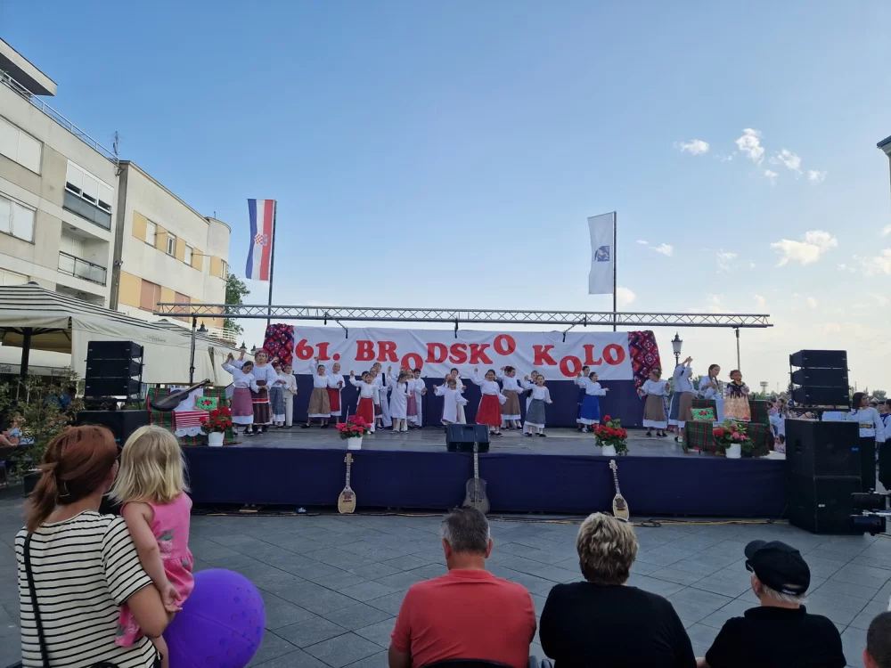 Dječjom igrom i pjesmom započelo 61. Brodsko kolo