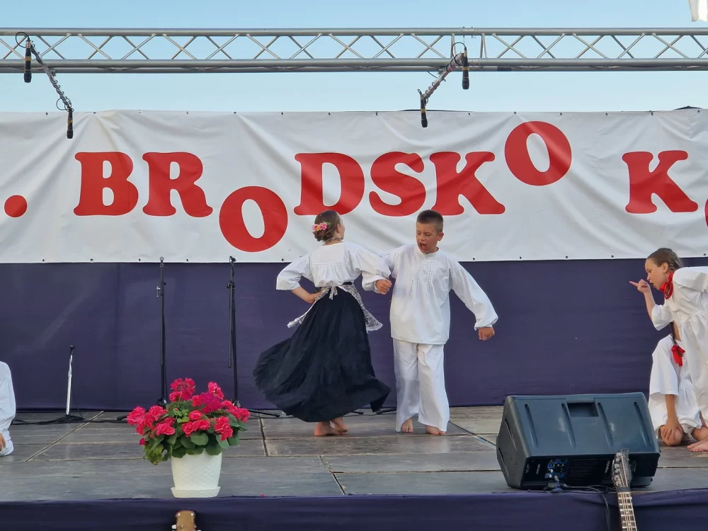 Dječjom igrom i pjesmom započelo 61. Brodsko kolo