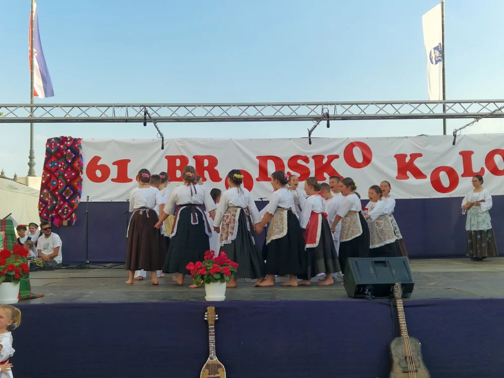 Dječjom igrom i pjesmom započelo 61. Brodsko kolo