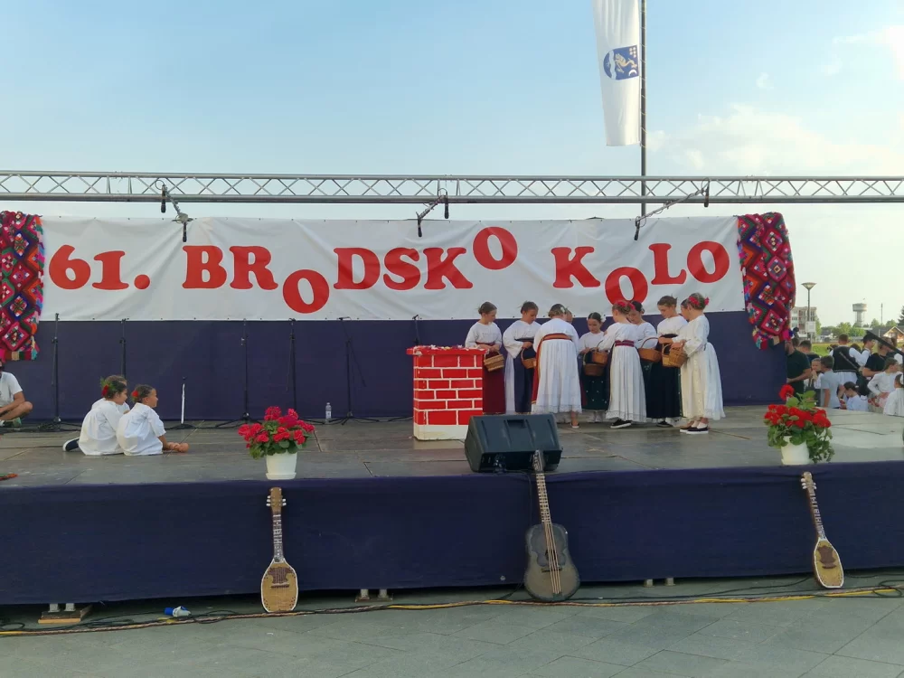 Dječjom igrom i pjesmom započelo 61. Brodsko kolo